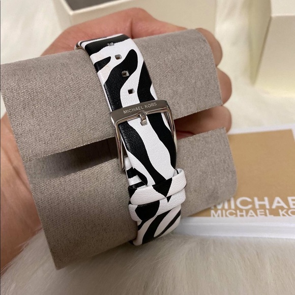 CLEARANCE‼️‼️MK ZEBRA Leather STRAP WATCH - Picture 6 of 8